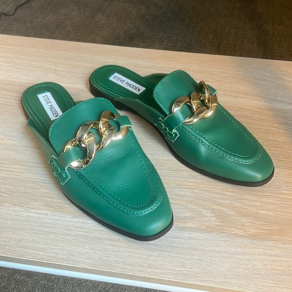 Steve Madden Calle Mule in Green Lea
